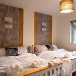 Hot Tub Cottage - Cross Lane