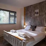 Hot Tub Cottage - Cross Lane