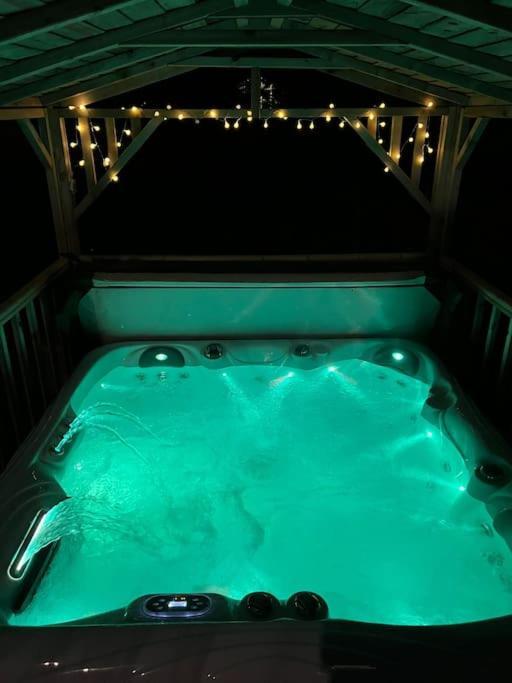 Villa Hot Tub - Cross Lane Leeds (West Yorkshire)