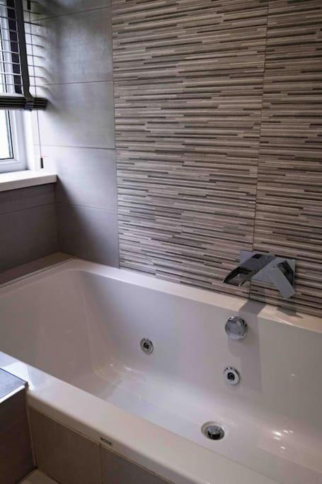 Hot Tub - Cross Lane Villa Leeds (West Yorkshire)
