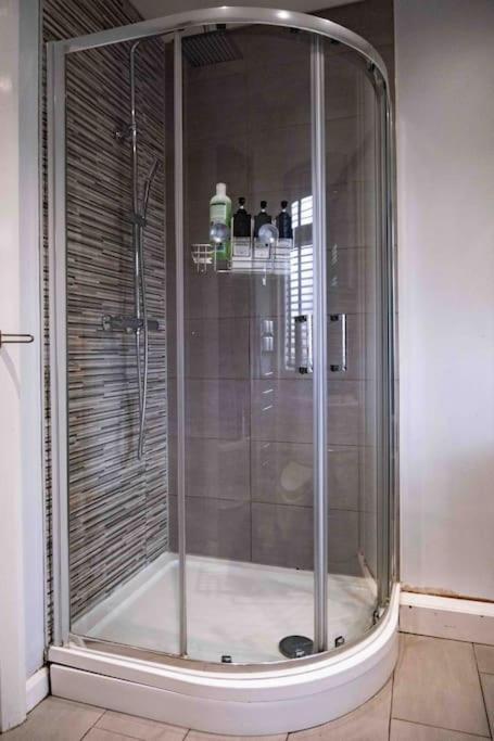 Villa Hot Tub - Cross Lane Leeds (West Yorkshire)